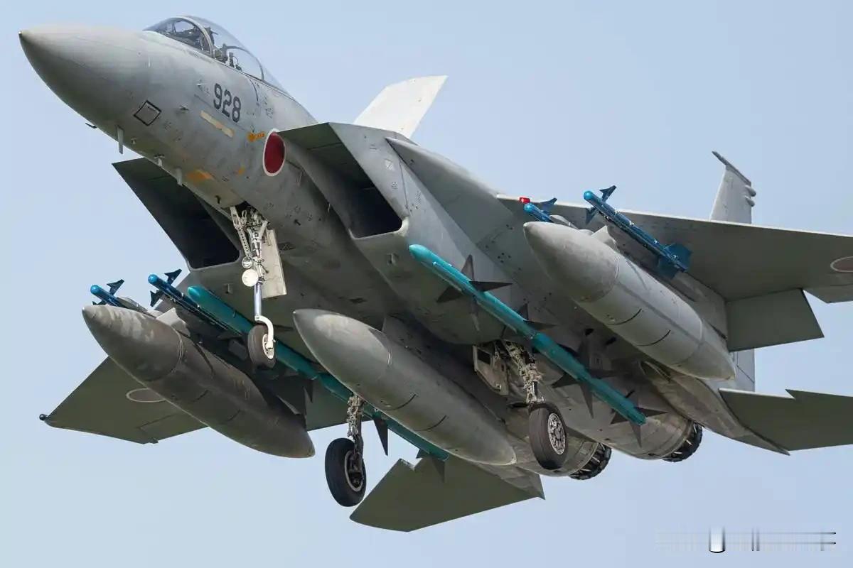 【日本自卫队的战机都有哪些型号】
日本空自现役就三款有人战机，清一色美系底子：F