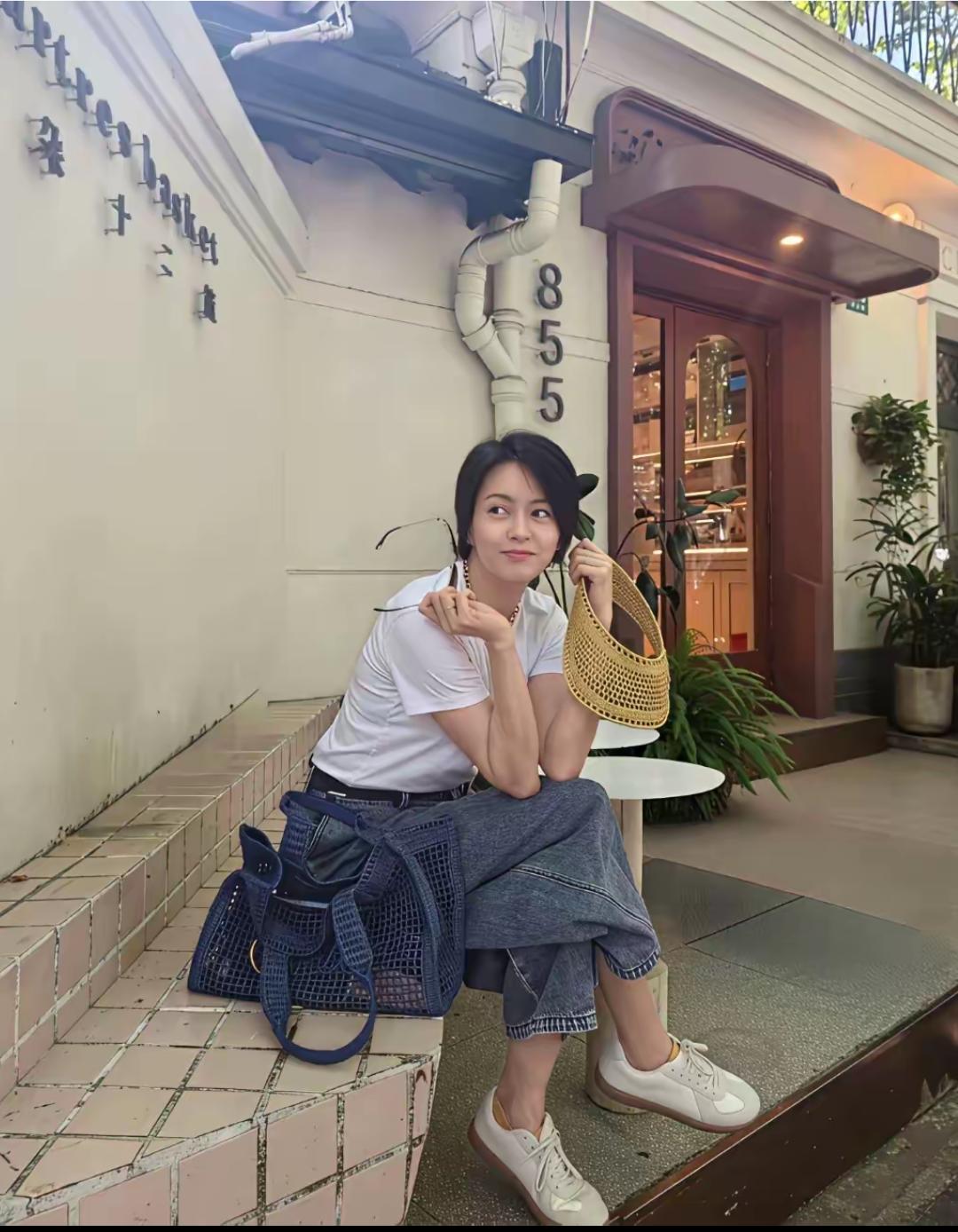 果然还是岁月不败美人，她依然还是那么的漂亮。