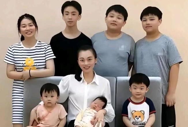 2006年，一个打工妹嫁给北大的高材生后，就给丈夫使劲生孩子，连续要了7个孩子，