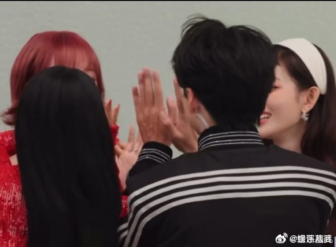 黄灿灿 我假唱过乘风初见面直播里，黄灿灿大胆自曝过往假唱经历，直言从来没全开麦过