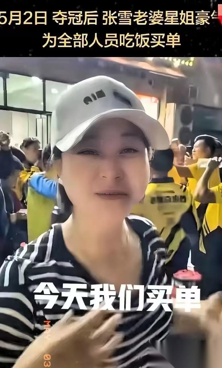 张雪老婆星姐也是性情中人啊，得知德比斯在匈牙利WSBK上又夺冠后，当即做了一个决