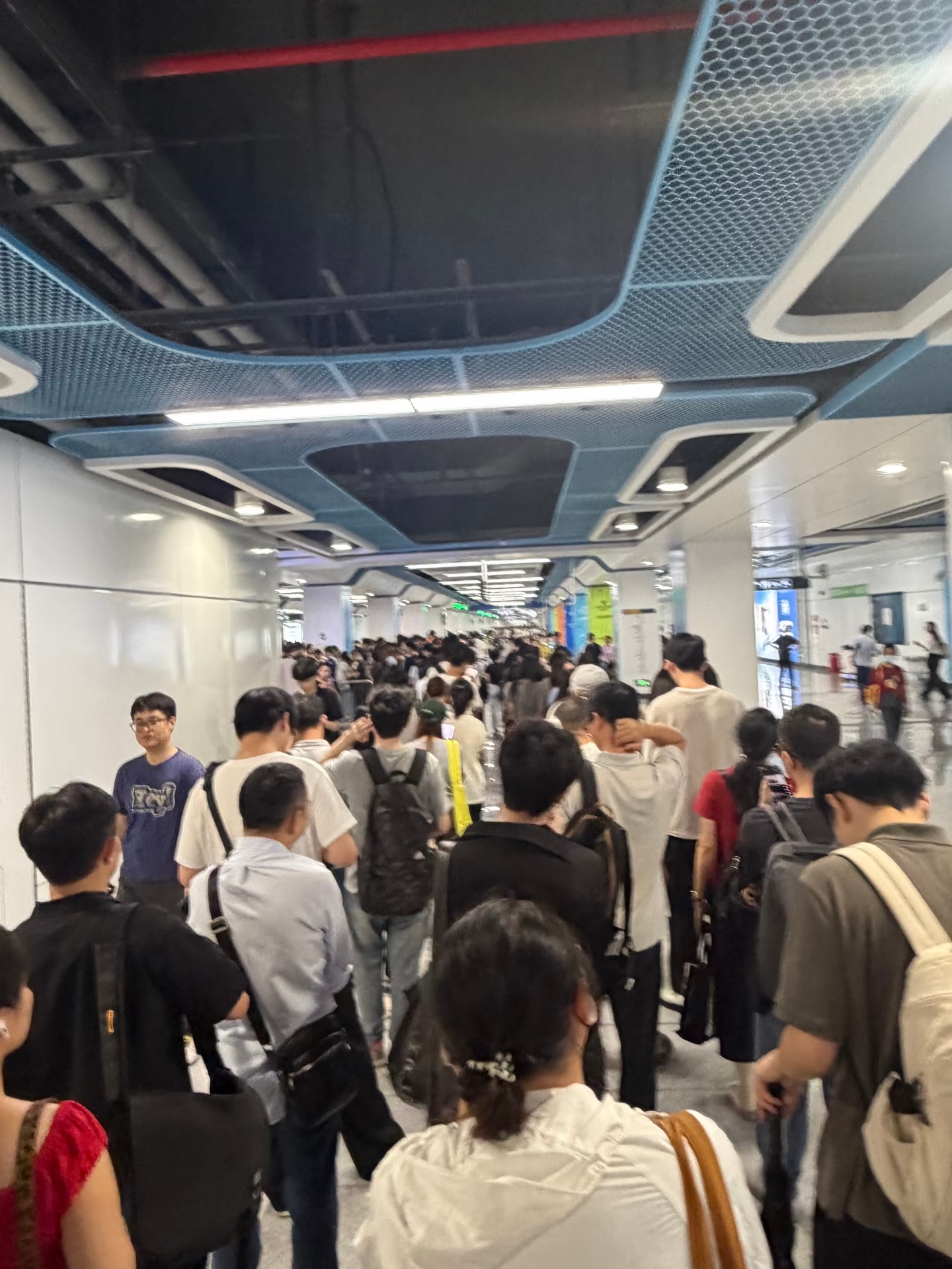 深圳地铁 安检地铁安检的加强确实导致了一大堆人上班都挺拥堵的，但事出都有因，前段