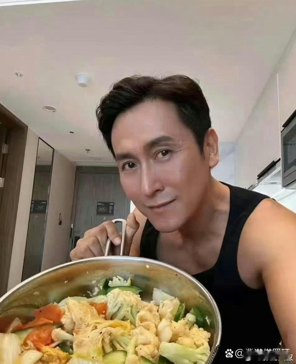 马德钟长期吃减脂餐，体脂率仅12%，和儿子站一起毫无爹味 ​​​