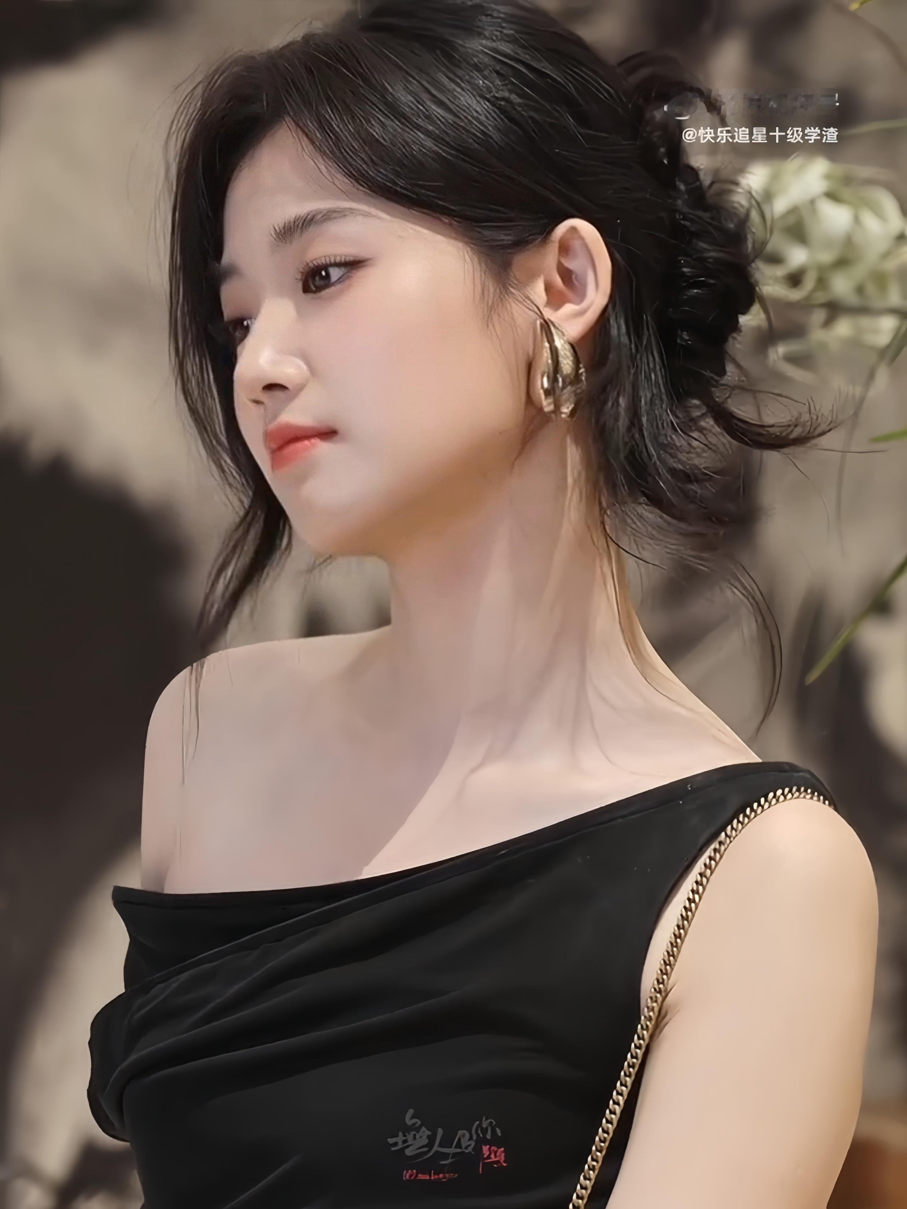 卢昱晓 万众瞩目的焦点#卢昱晓[超话]##卢昱晓可甜可盐可水仙# ​​​