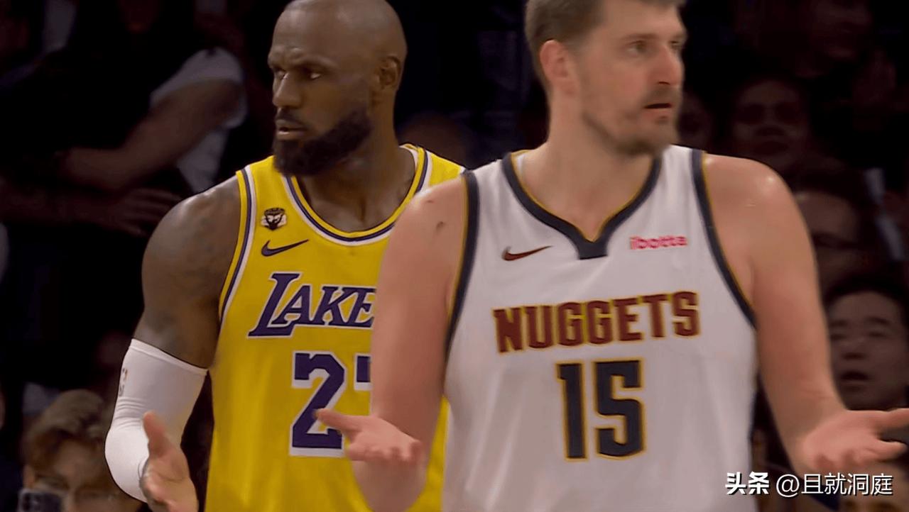 两大巨星同时“两手一摊”，这个画面真的有点意思，曾经的联盟前三和现役联盟前三做出