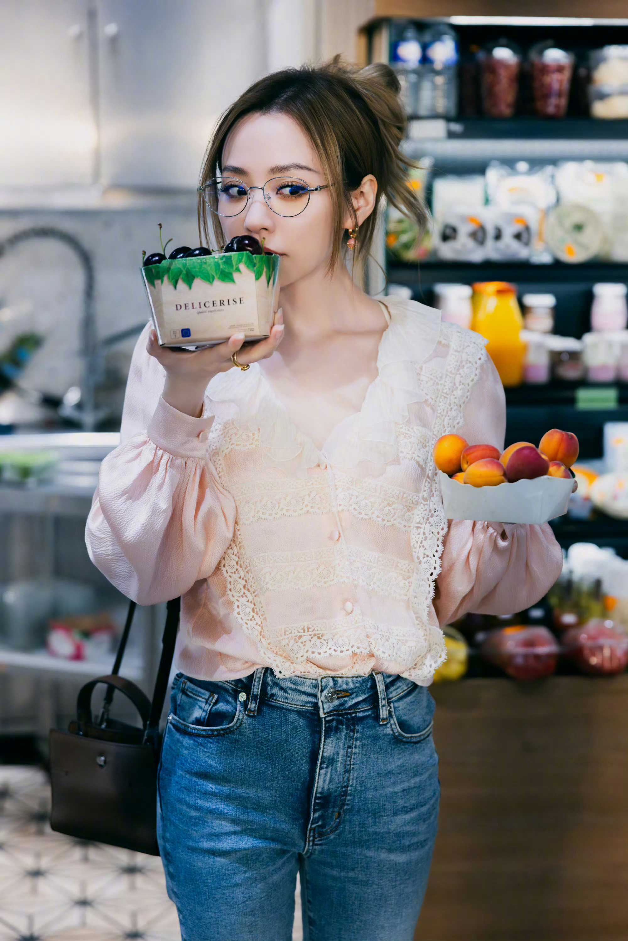 张靓颖一伸懒腰手掌就流血，姐姐多吃点！！[泪]只希望你开开心心健健康康的[泪] 