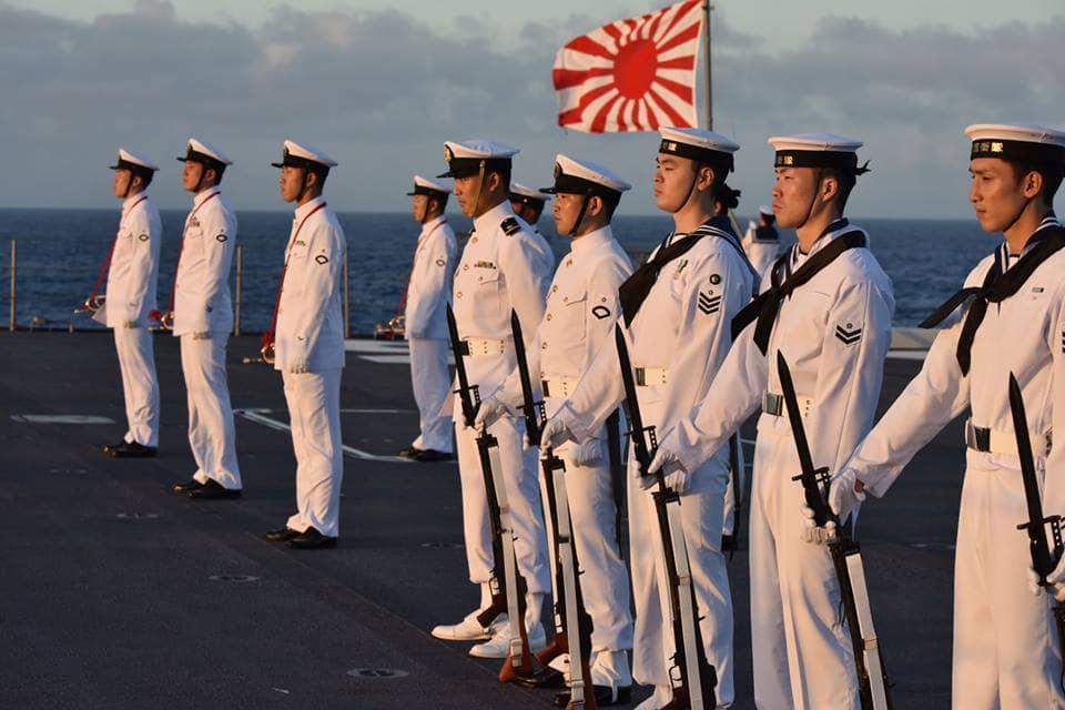 日本记者的尴尬：镜头里难觅中国游客的身影
冲绳残波岬的灯塔下，日本记者扛着摄像机