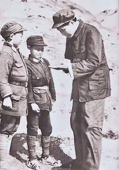 1939年延安的这个瞬间，让毛主席记了23年！这哪像‘大领导’，就是咱身边最疼人