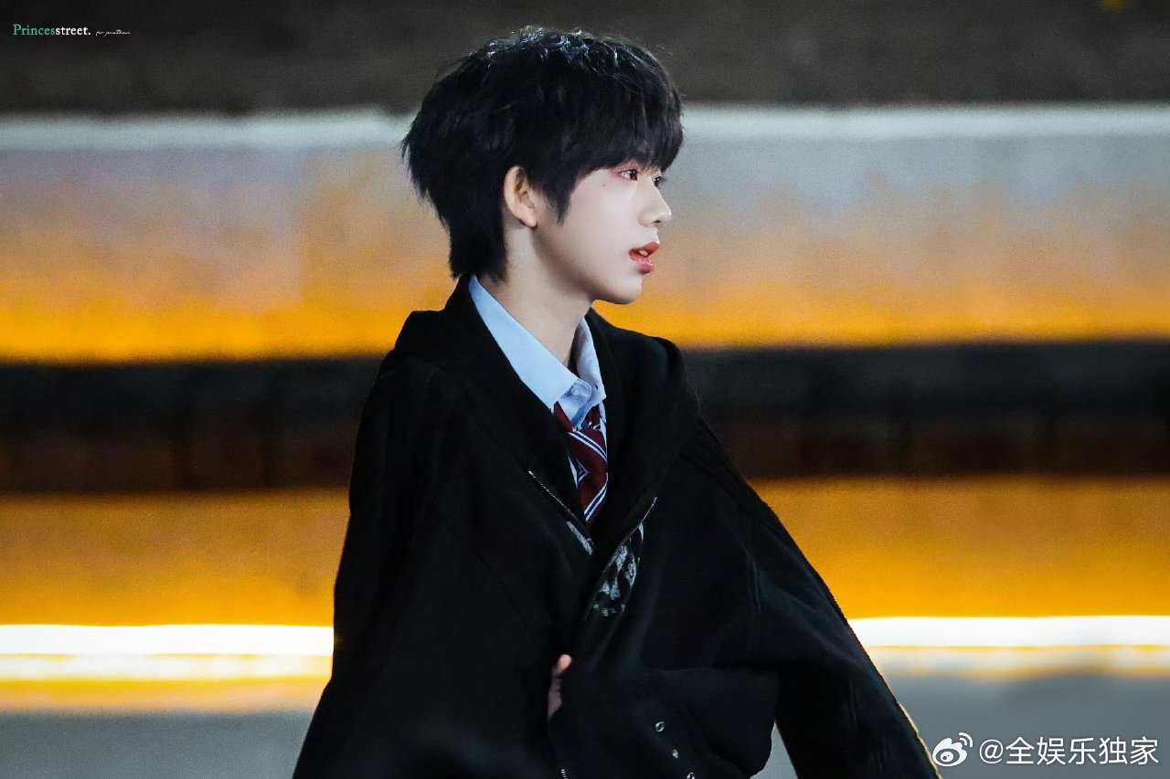 陈奕恒差点把自己绊倒陈奕恒懵圈的瞬间太治愈了，白白嫩嫩，可爱是他与生俱来的天赋。