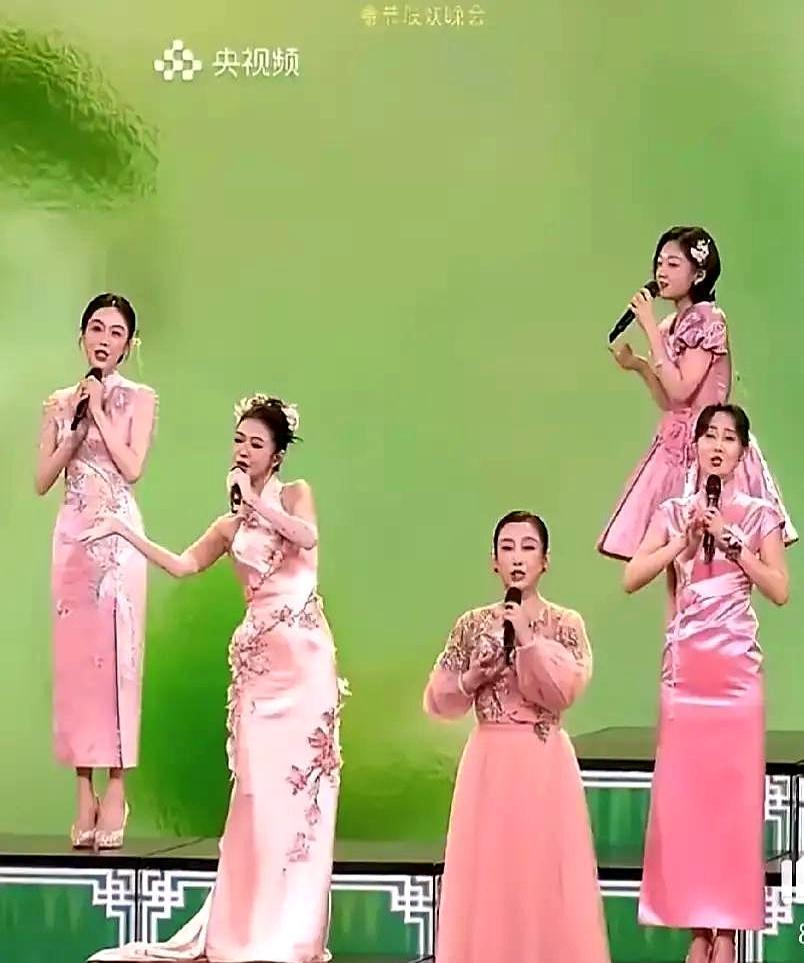 44岁的薛凯琪，在央视后台蹦蹦跳跳，据说同台的年轻女星都开始有压力了。
 
一身