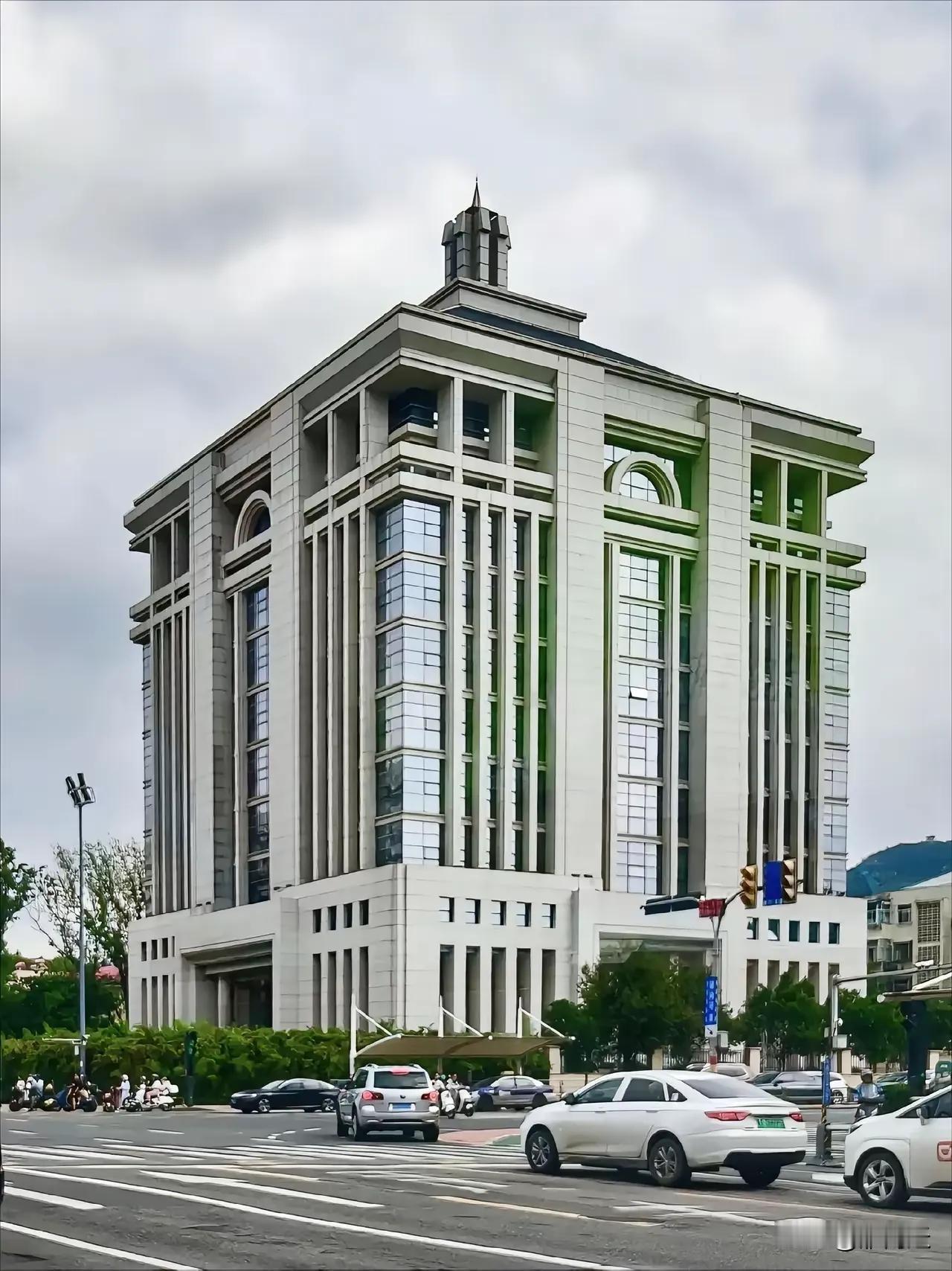 请朋友办点小事，烟买了二条和天下，拿了一对 1000 多的五粮液，吃饭本来让我一