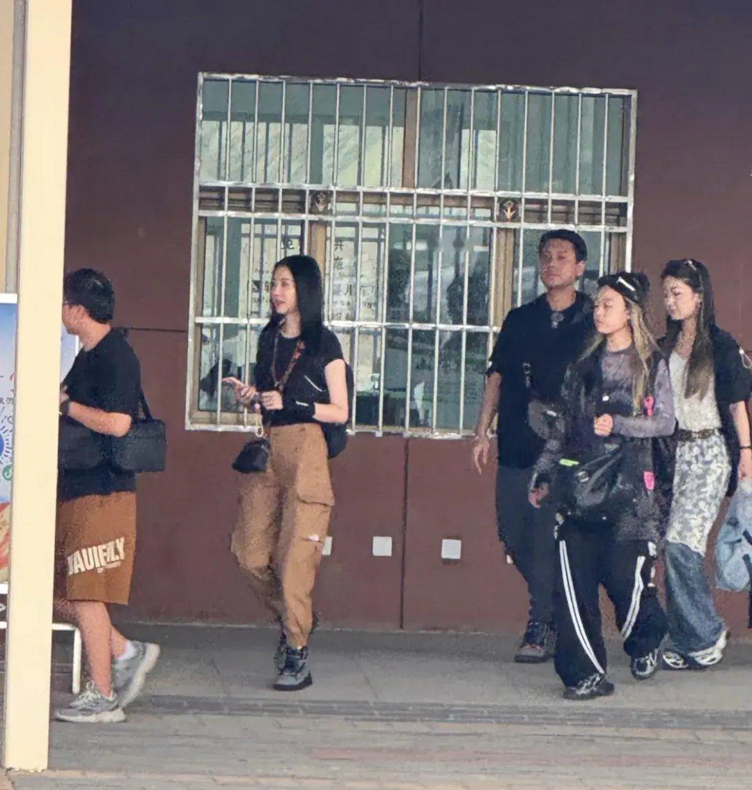朱孝天和老婆到甘肃旅游，44岁韩雯雯身材超好，穿衣打扮又飒又美！ ​​​