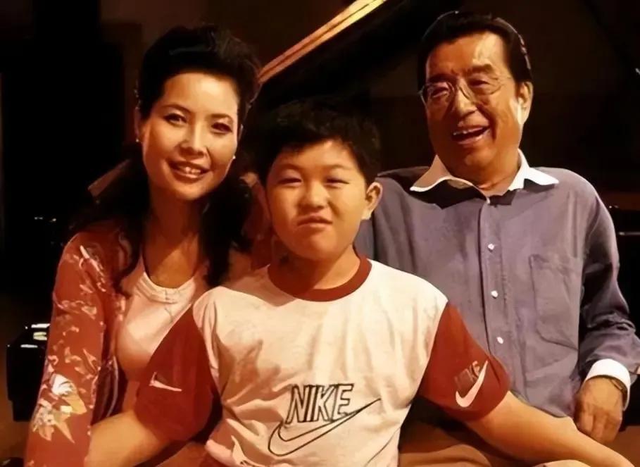 一家三口全家福。愿人生安逸，圆满幸福！