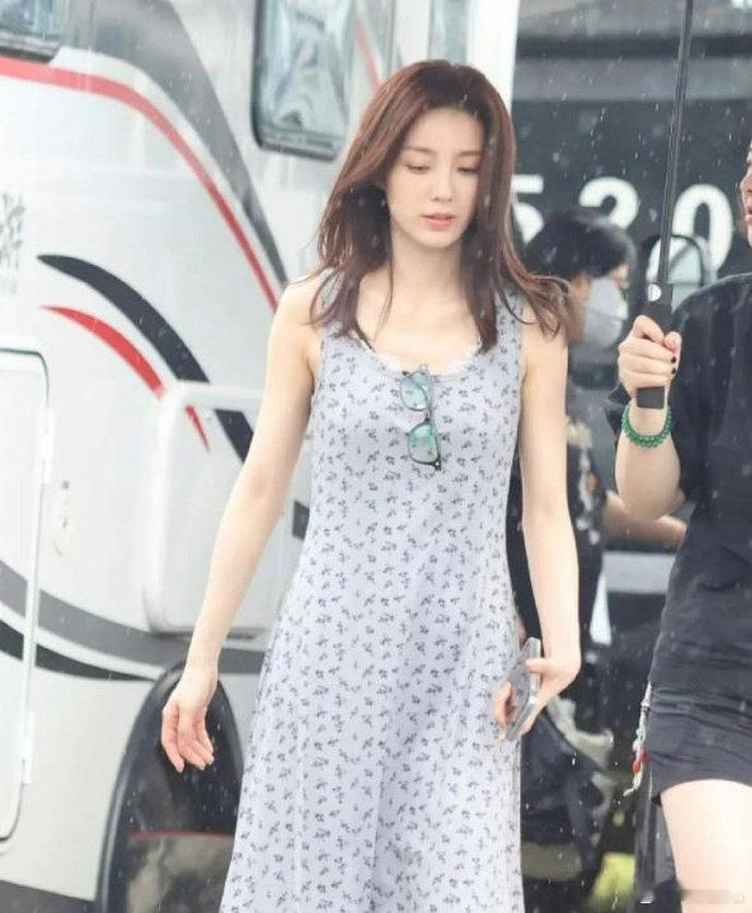 要不要这么明显啊？《许我耀眼》里的女二号，疑似给赵露思让妆了，衣服的质感和妆容，