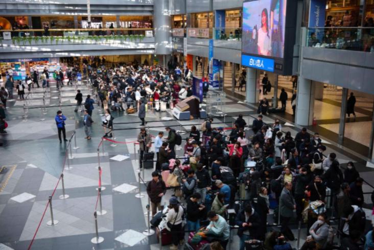 前几天有消息称，大批中国游客因为恶劣天气滞留日本，对我只想说一句：活该！

有一