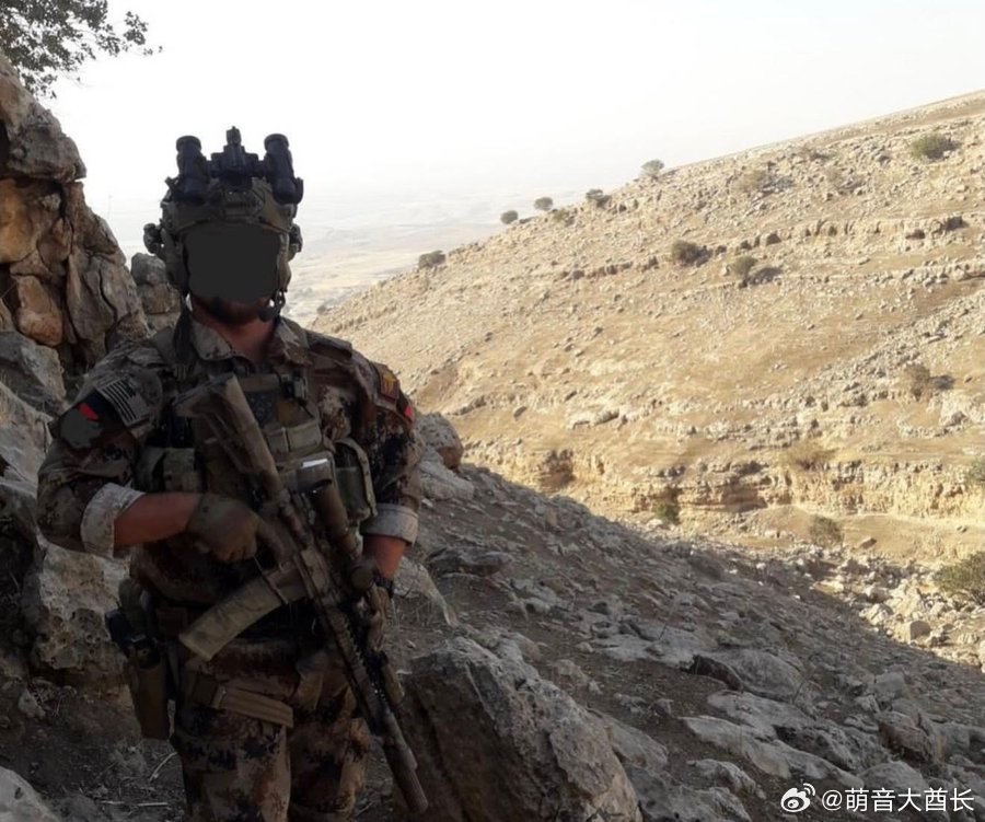 2022年，一名美国海军陆战队突袭者（Marine Raider）跟伊拉克特种部