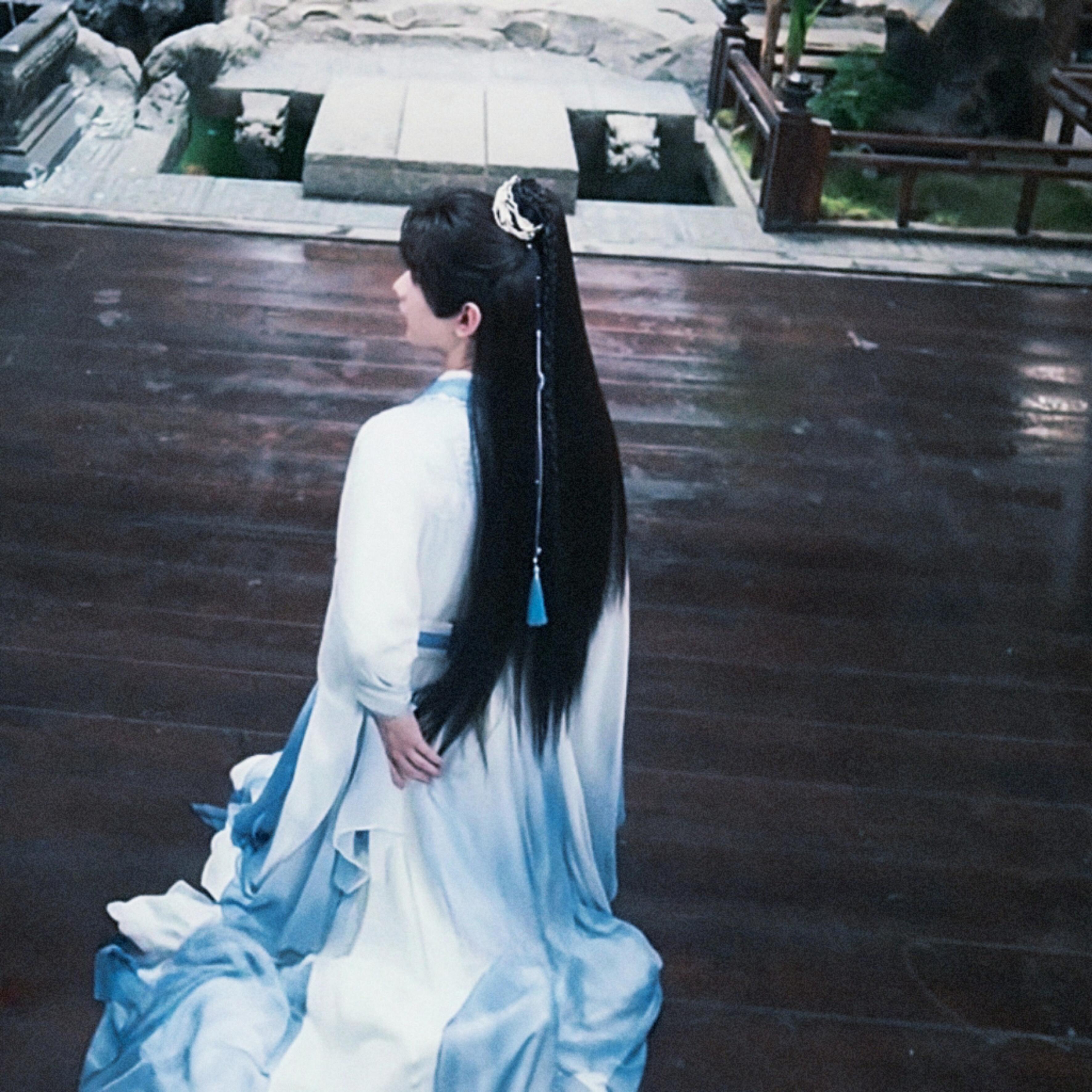 长发束起，蓝白衣袂飘飘