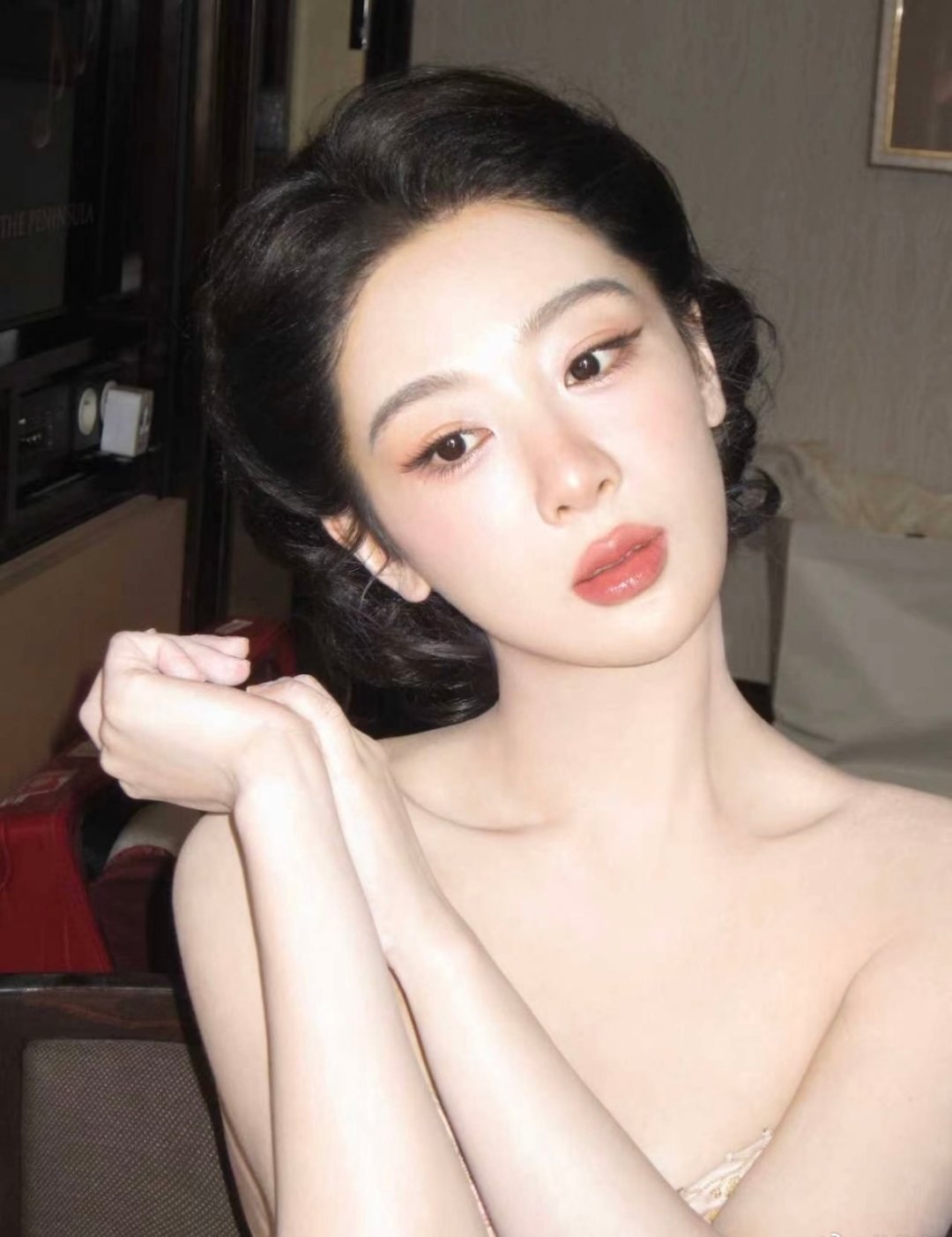 杨紫明媚的水蜜桃第31届上海电视节白玉兰红毯上，杨紫身着柔粉高定礼服亮相，一身鎏