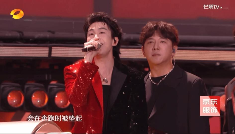 白举纲跨年舞台洗耳朵  白举纲的跨年舞台，仿佛是一场音乐的魔法秀！他的声线稳得不