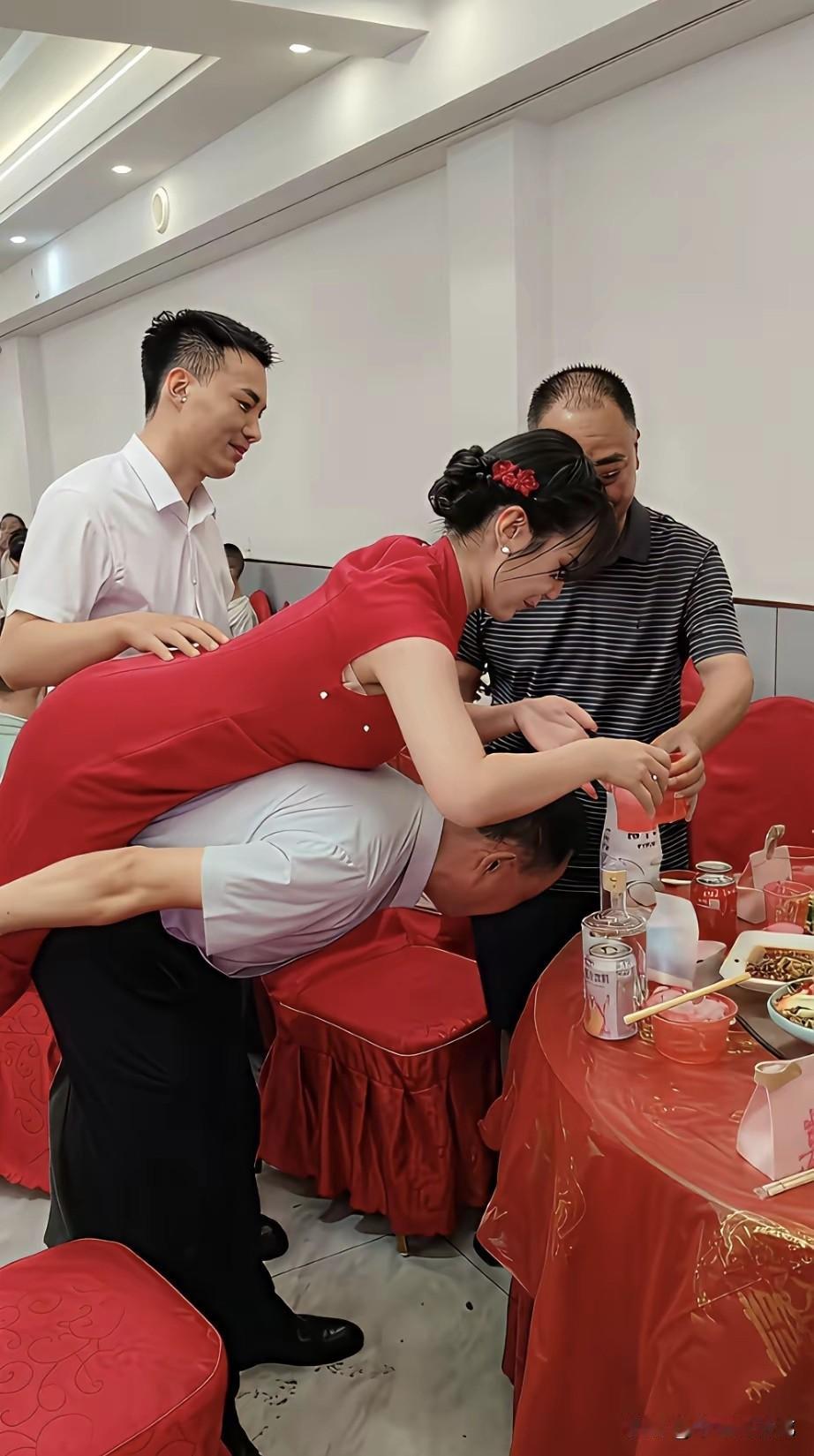 大开眼界，喜公公背新娘敬酒
 
婚宴现场这一幕直接看懵了全场宾客，红桌布围满佳肴