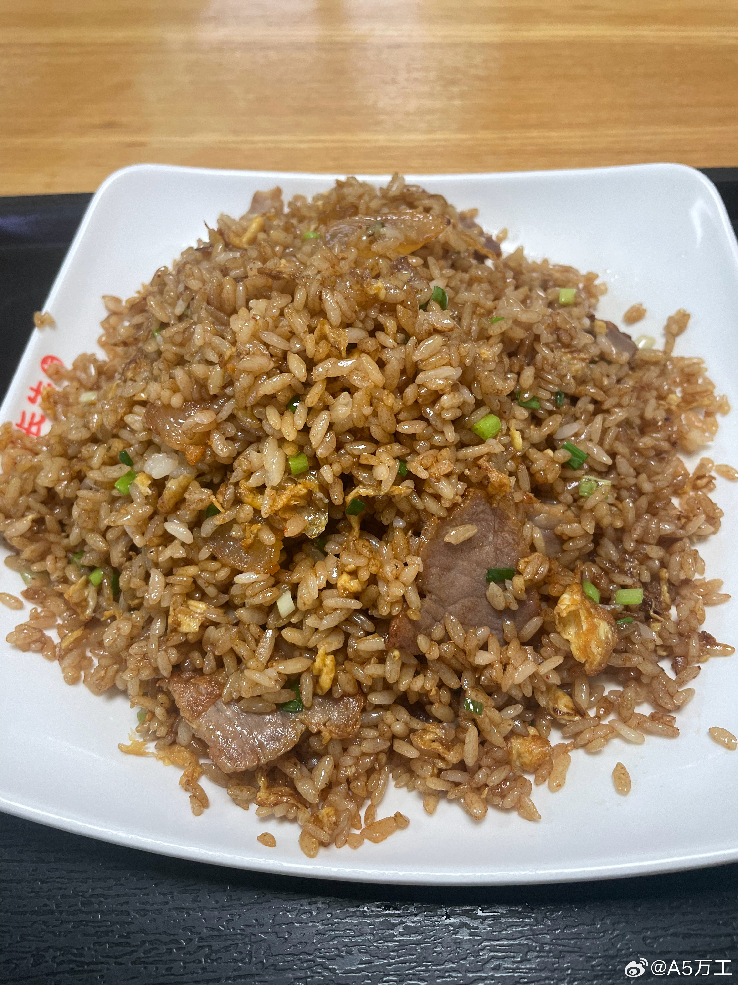 今日做一个腊肉蛋炒饭男孩
