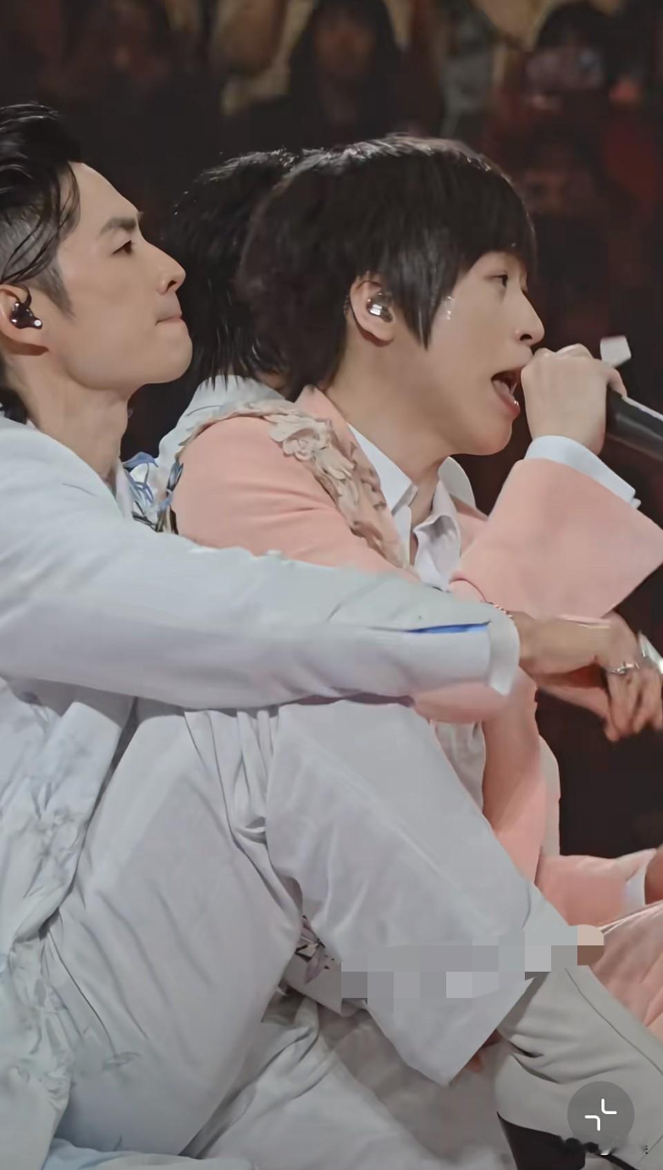 我的天  他们四个完全是风格不一样的好看！🤩

4个不同型的男人，看得我眼花缭