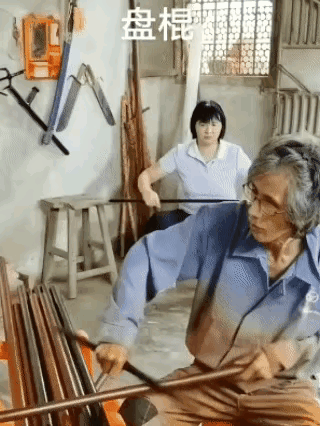 男人这一番操作，行云流水，就是所谓的“盘棍”吧。
