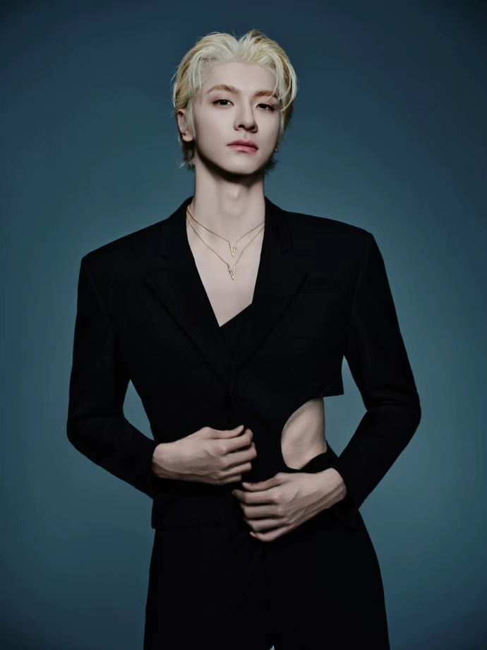 林一露腰西装林一金发黑西装 林一露腰西装，林一金发黑西装，妈呀这我可太行了！林一