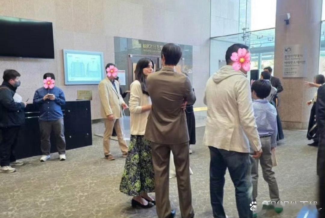 日前，宋仲基和老婆Katy Saunders出席音乐会，两人担任旁白，大方配合小