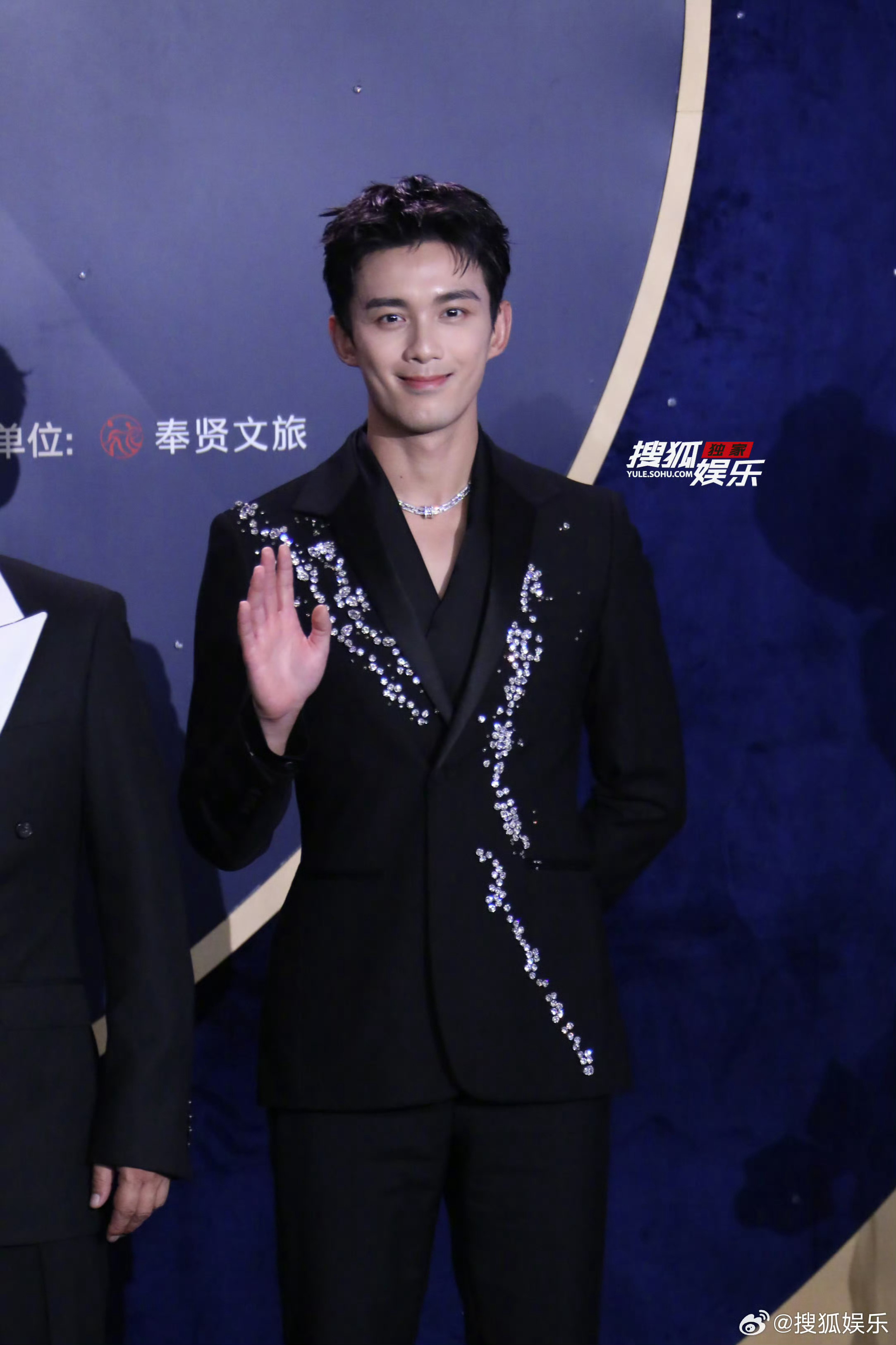 吴磊身穿高定品牌 Peet Dullaert 特别定制套装 ＋ BVLGARI 