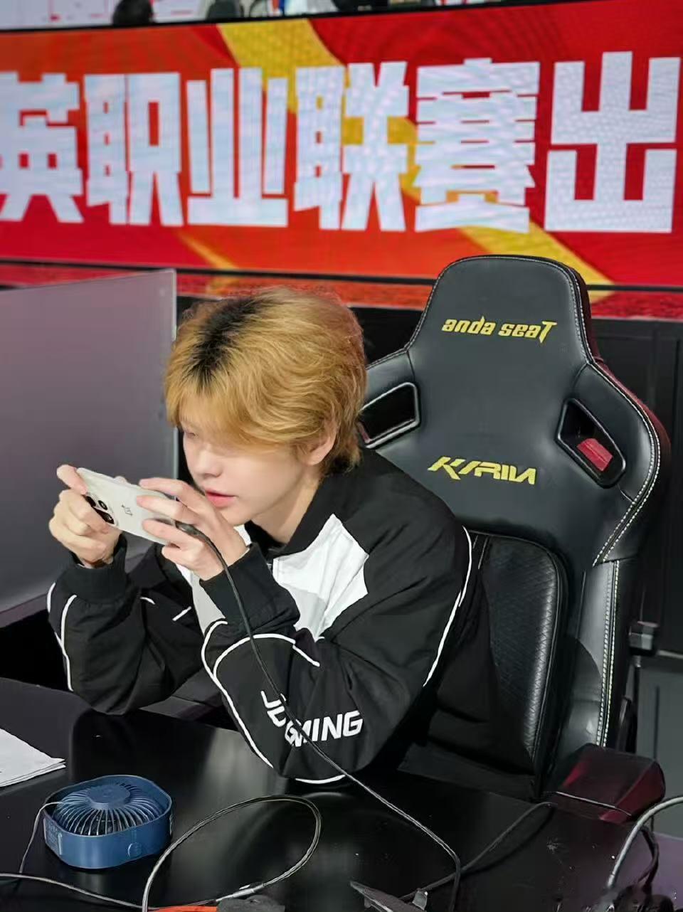 JDG咚咚6淘汰MVP恭喜咚咚！凭借6淘汰的亮眼成绩拿下单局MVP，决赛日火力全