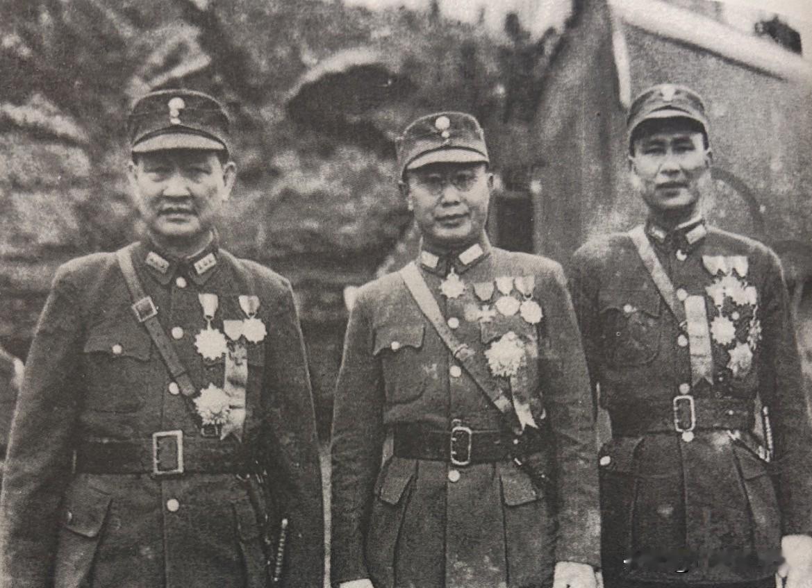 1945年1月1日，重庆，蒋介石元旦校阅部队，陪阅官参谋总长何应钦（中），及两位
