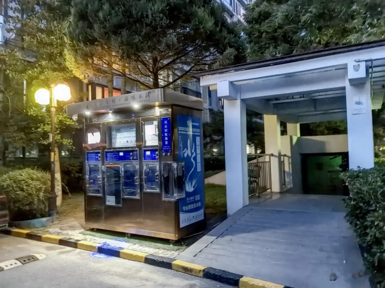 立秋的指示意义清晰可见
傍晚的小区，风分明有了凉意。