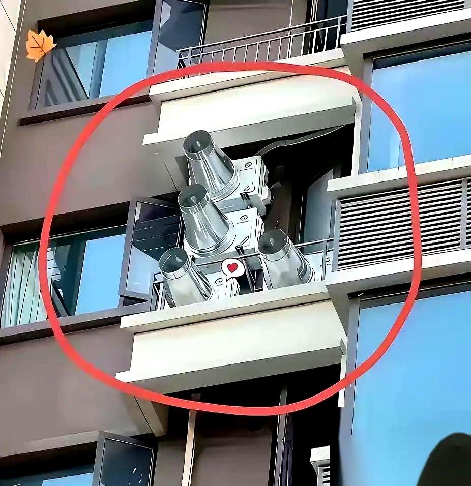 出差的人刚把箱子放下想开窗透气，抬头一看，对面墙上四根粗管子整整齐齐，齐刷刷对着