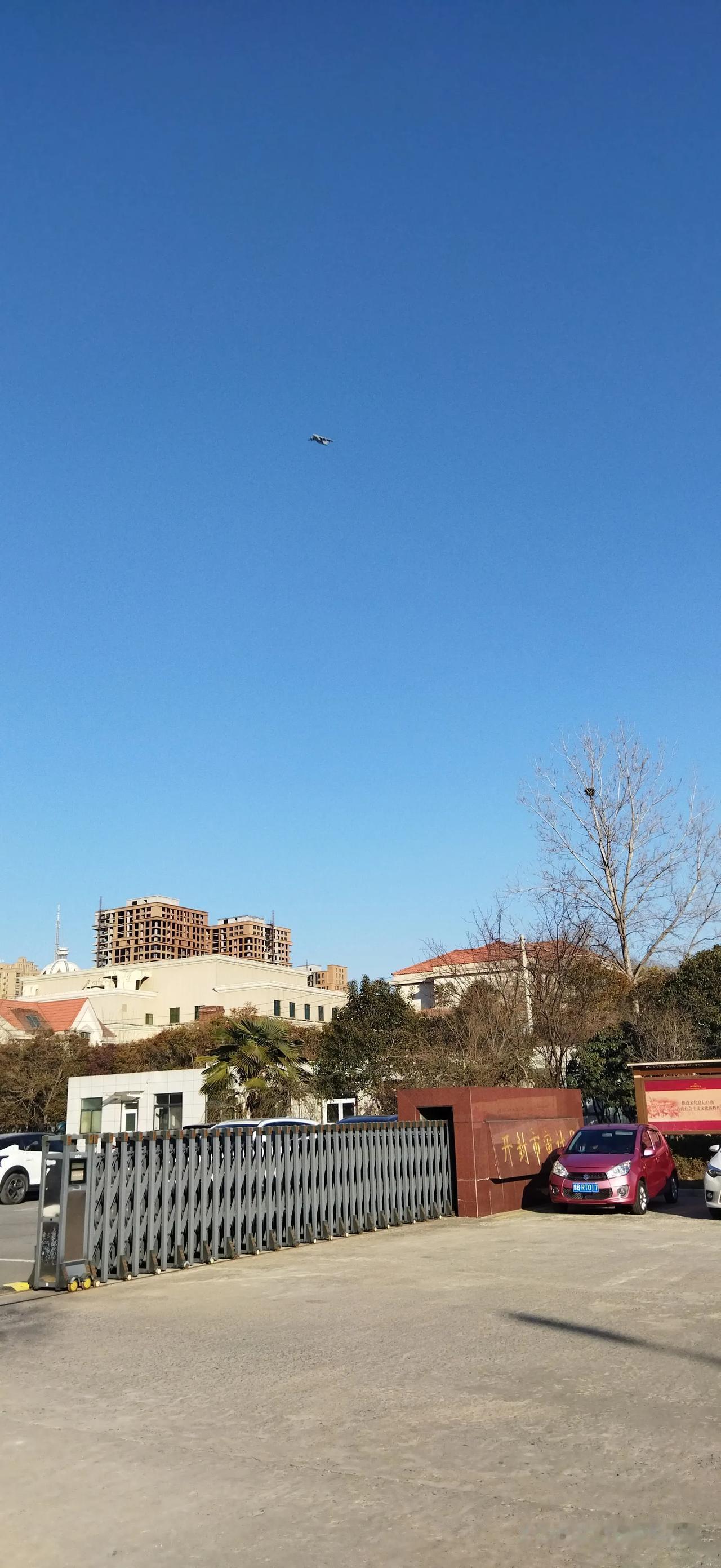 这是开封市审计局大门。审计局坐落在开封市西区盛祥路北边。拍摄时正好有一架飞机呼啸