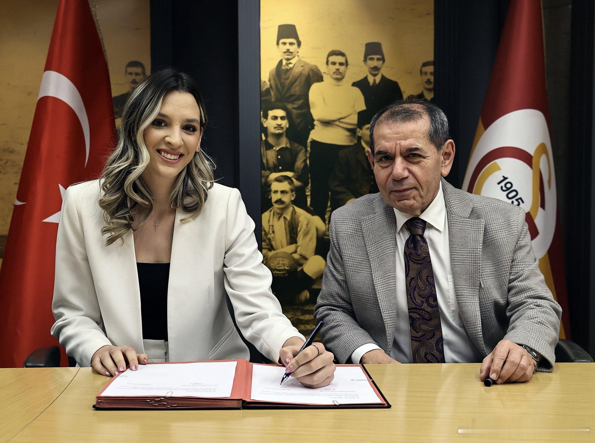 🟡🔴 加拉塔萨雷俱乐部官宣与亚历克萨·卡鲁塔努续签了一份1+1年的合同。 