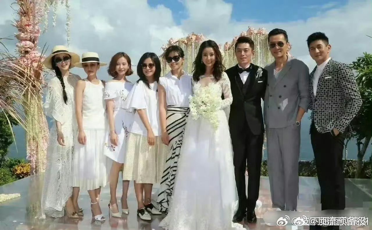 谁懂当年林心如和霍建华婚礼上，这张合照的含金量哇！如今再看，简直是前无古人，后无