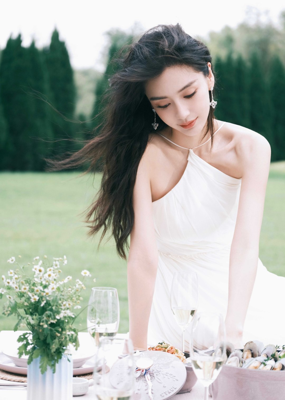 angelababy angelababy 人群自动退成布景，像被风吹散的铅笔画