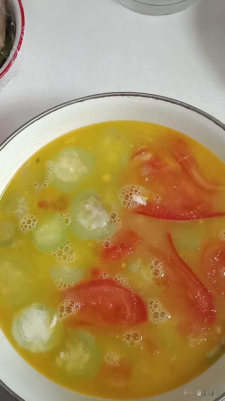 台风来了，雨哗哗地从早上就开始下。
昨天准备的菜不够多，打算等雨停了或者小点的时