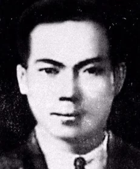 1927年，刑场上，陈独秀的长子陈延年拖着沉重的镣铐誓不下跪，一群敌人挥舞着大刀