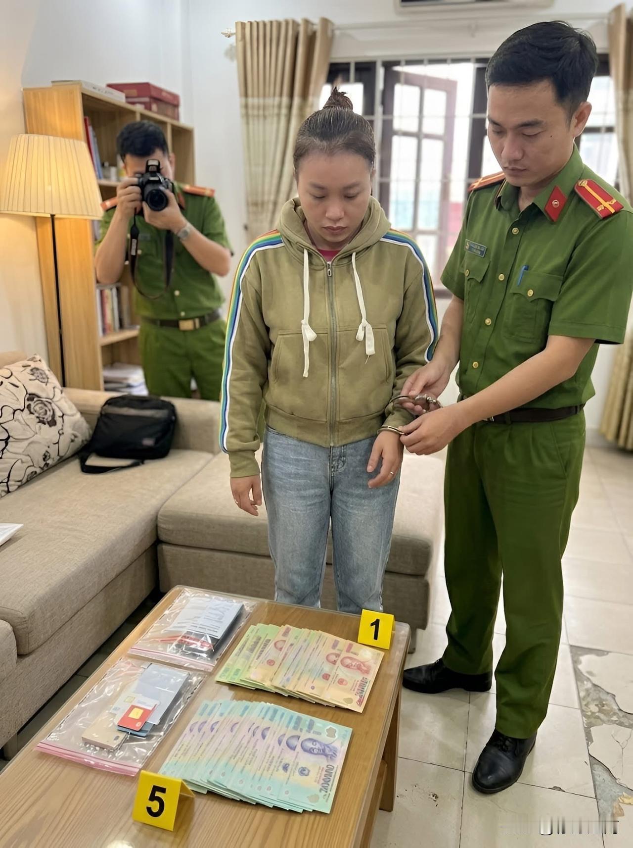 女子以假换真盗窃存钱罐，2小时内被警方抓获

近日，越南岘港市发生一起手法罕见的