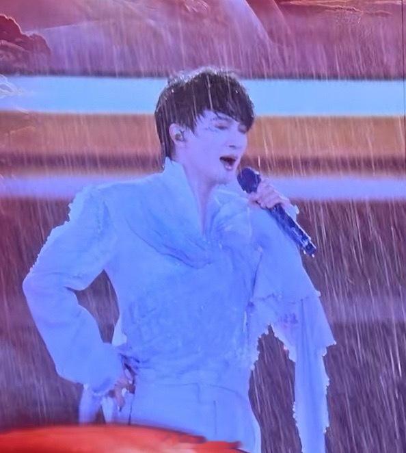 周深雨中唱响我爱你中国好震撼 雨🌧️中，周深歌声，在鸟巢上空响起“我爱你中国”