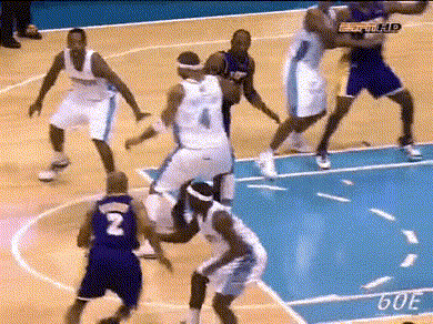 科比被犯规放倒，没有犹豫，直接爬起来在防守者面前命中3分球！面对挑衅最好的方式就