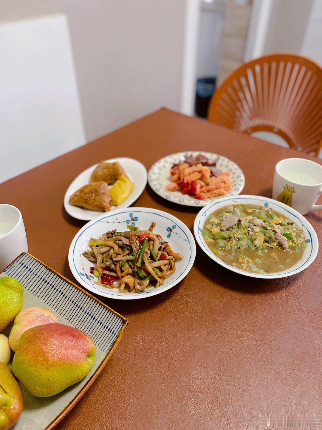 高三生的家常便饭丝瓜炒鸡蛋、蘑菇炒肉、雪花鸡柳拼拼凑凑又是一餐。今日午餐家有高中