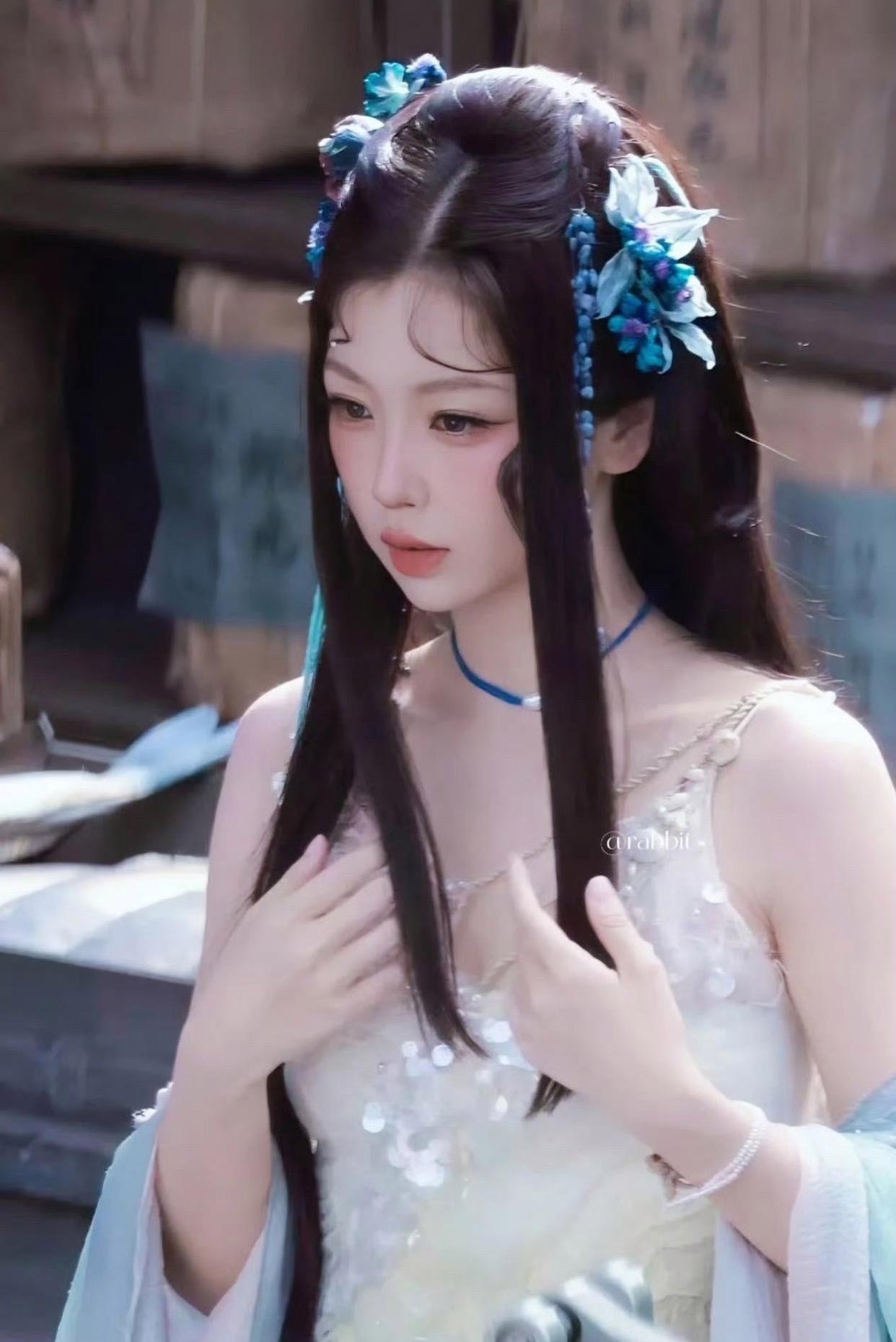 一直在以猎奇的心态看《念相思》这个剧的造型，一多半剧透无法好好穿衣服。 ​​​