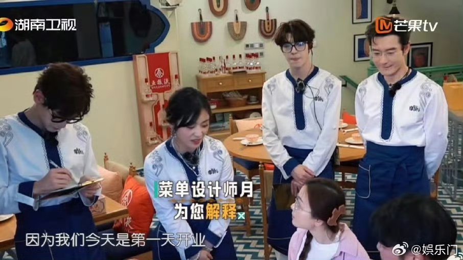 沈月演我第一天上班沈月在中餐厅第一天上班紧张到不行，简直是在演我[抱一抱][抱一