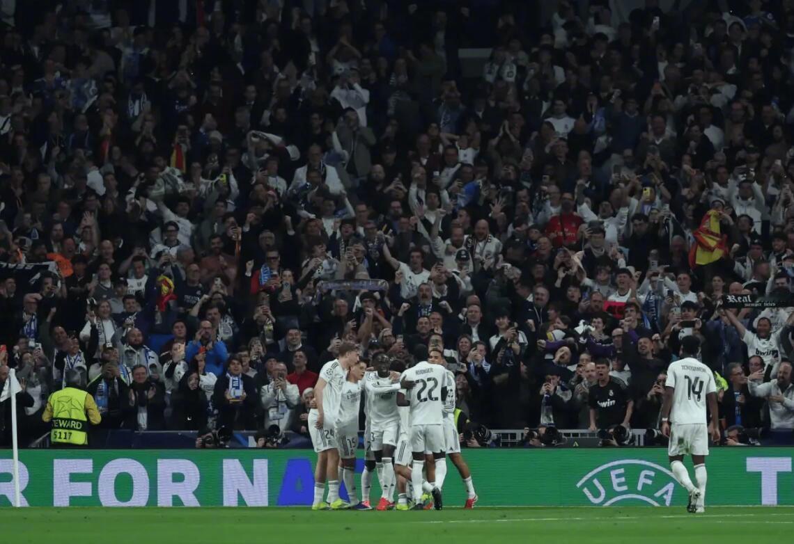 皇马3比0曼城 据《马卡报》消息，皇马主场与曼城的欧冠关键战仅有76076名观众