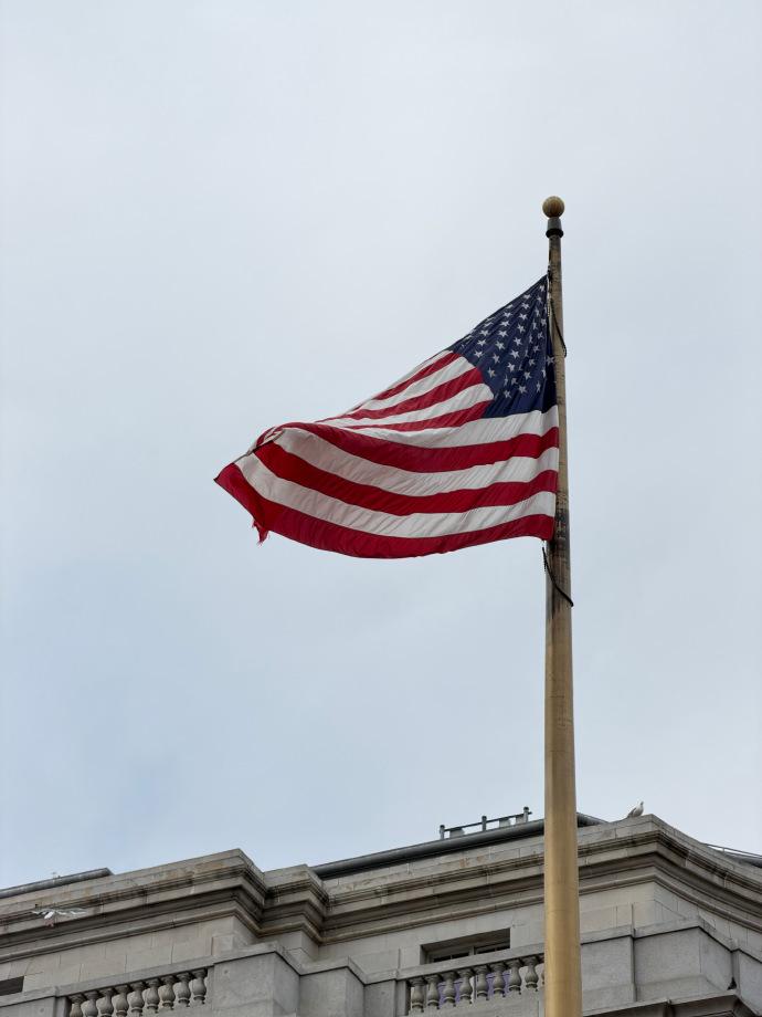 美国恐怕很难再站起来了，原因有两个，第一是美国的国债，美国人借着贪婪这根杠杆一直