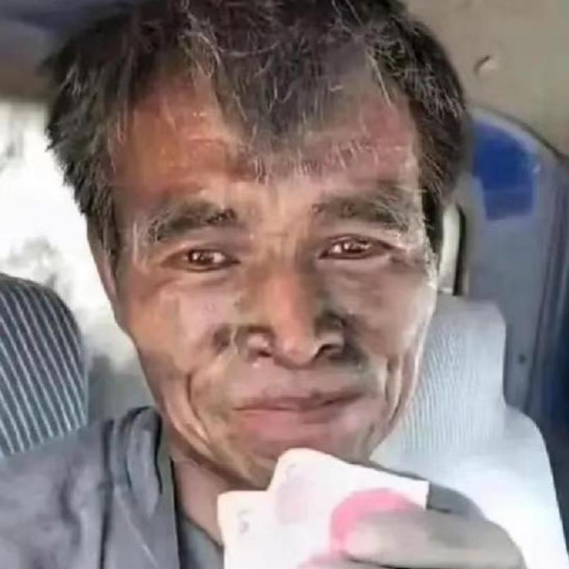 农民工儿子高考683分，借钱一幕让人破防！

父亲鼓起勇气向老板预支5万学费，迟