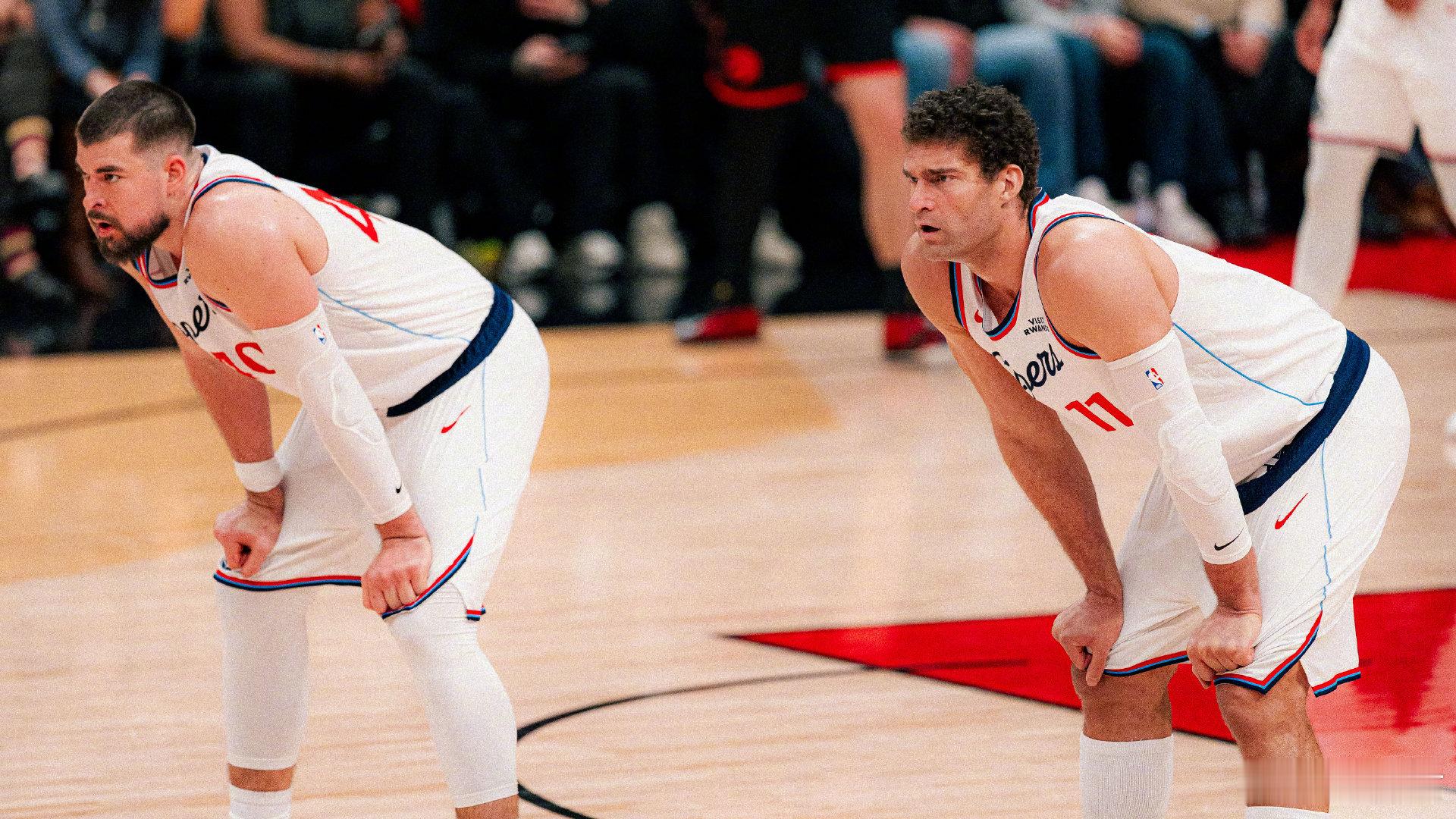 洛杉矶快船今天次节泰伦卢再次排出祖巴茨与大洛的双塔，效果就非常差了，奇才方面重点